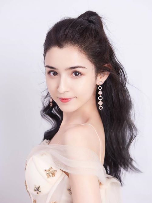 哈妮克孜，1996年1月29日出生于新疆乌鲁木齐市，中国内地影视女演员。
2018年，哈妮克孜签约泰洋川禾，并正式开启演艺生涯；同年，因在爱奇艺国风唱演秀《国风美少年》中表演舞蹈《一梦敦煌》而获得关注。2018年12月30日，参加浙江卫视跨年演唱会；2019年1月1日，其参演的中央广播电视总台元旦晚会播出；随后，她还参加了湖南卫视春节联欢晚会。2020年7月，主演的个人首部古装剧《天舞纪》播出。
2021年6月29日，出演《纯属巧合》。